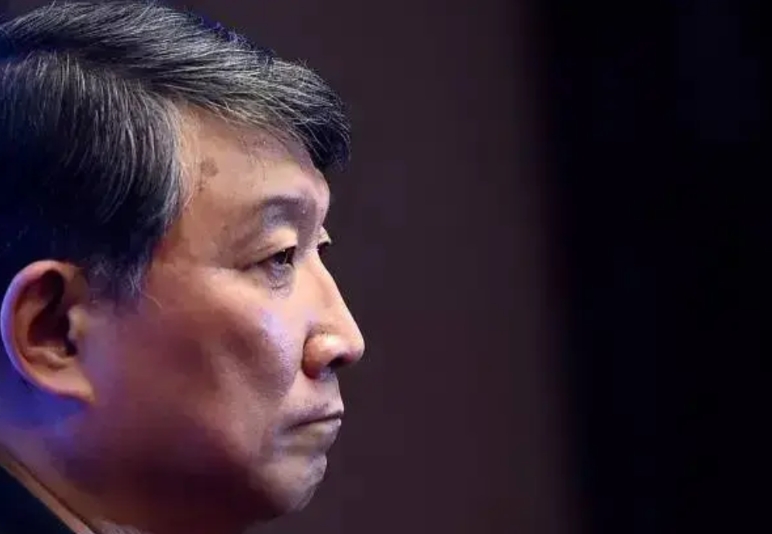 听听宫鲁鸣这几句打脸的话。
李缘是未来女篮挑大梁的人，现实脸被打得啪啪响，打韩国