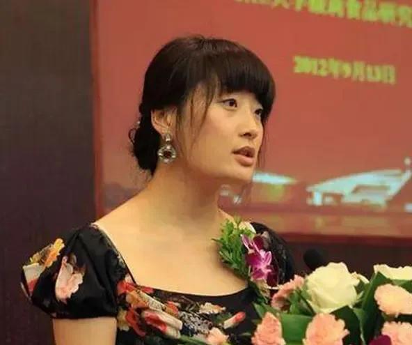 现在应该明确一个问题，
那就是杜某女在宗老去世时为何没有露面？如果三个孩子经过科