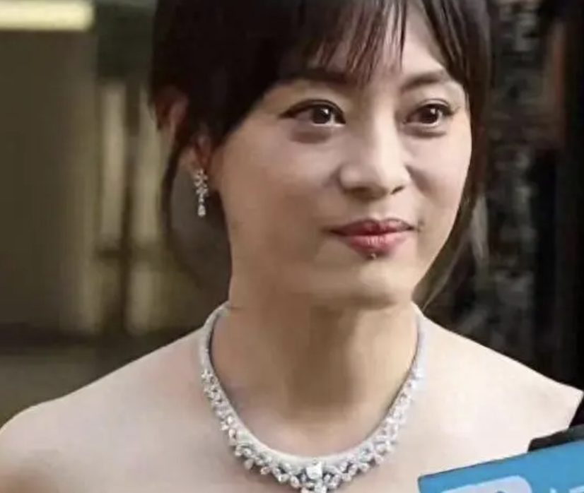 孙俪见证女儿拉丁舞夺冠 开心记录珍贵时刻