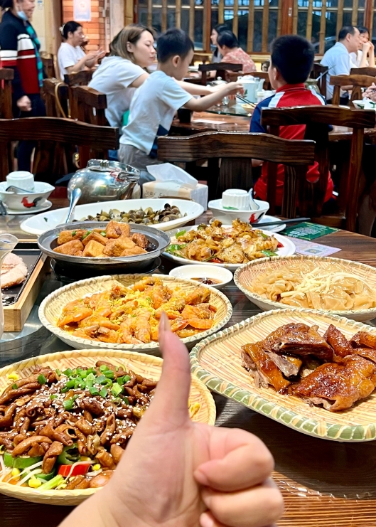 婆家人聚餐
有必要叫上哥哥一家吗
昨天晚上家里人聚餐，我把我娘家妈叫上了
饭到吃