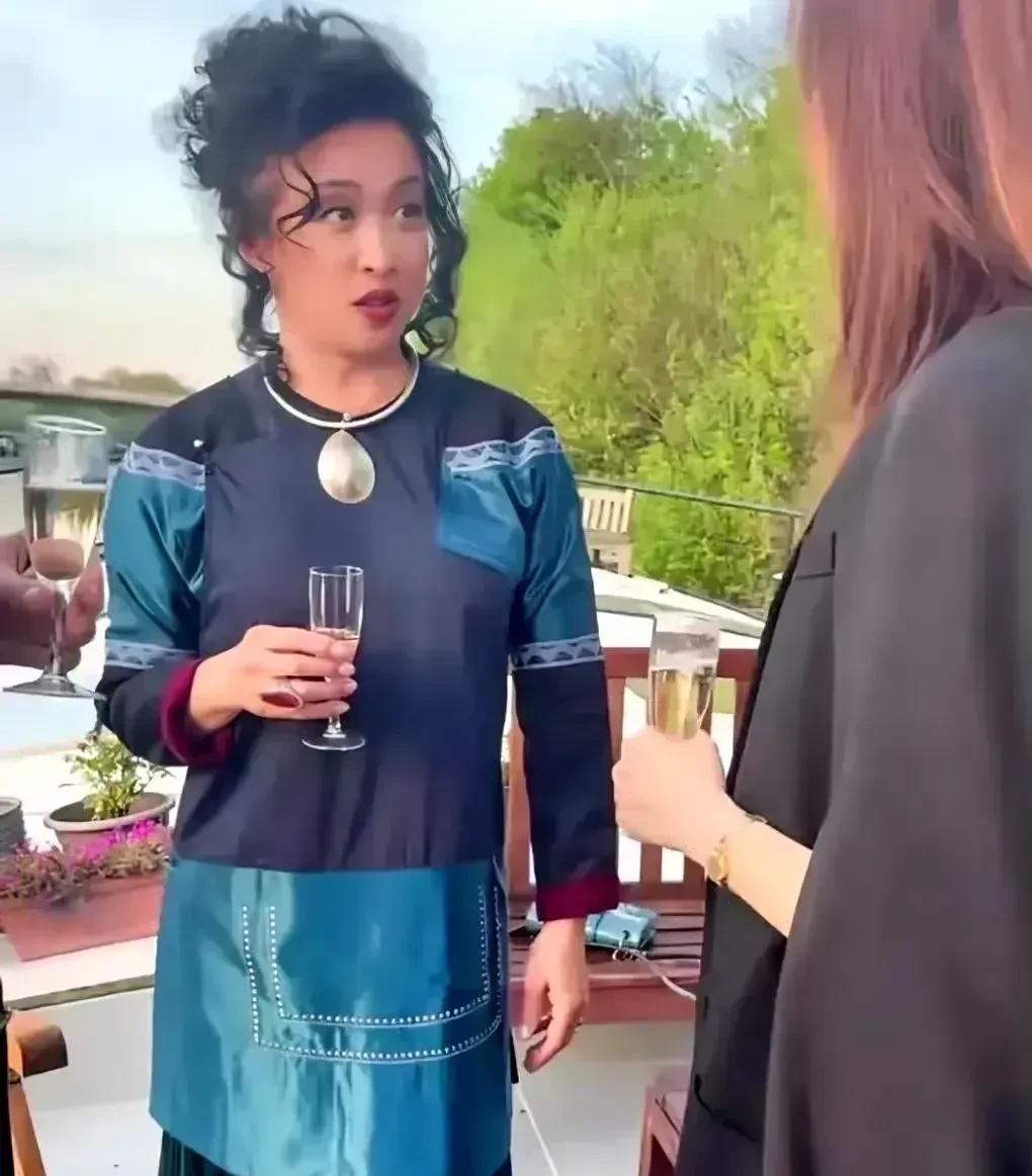 金星扎根法国发展后，连面相都变了，大概是因为很清楚接下来自己的处境在欧洲也非常微