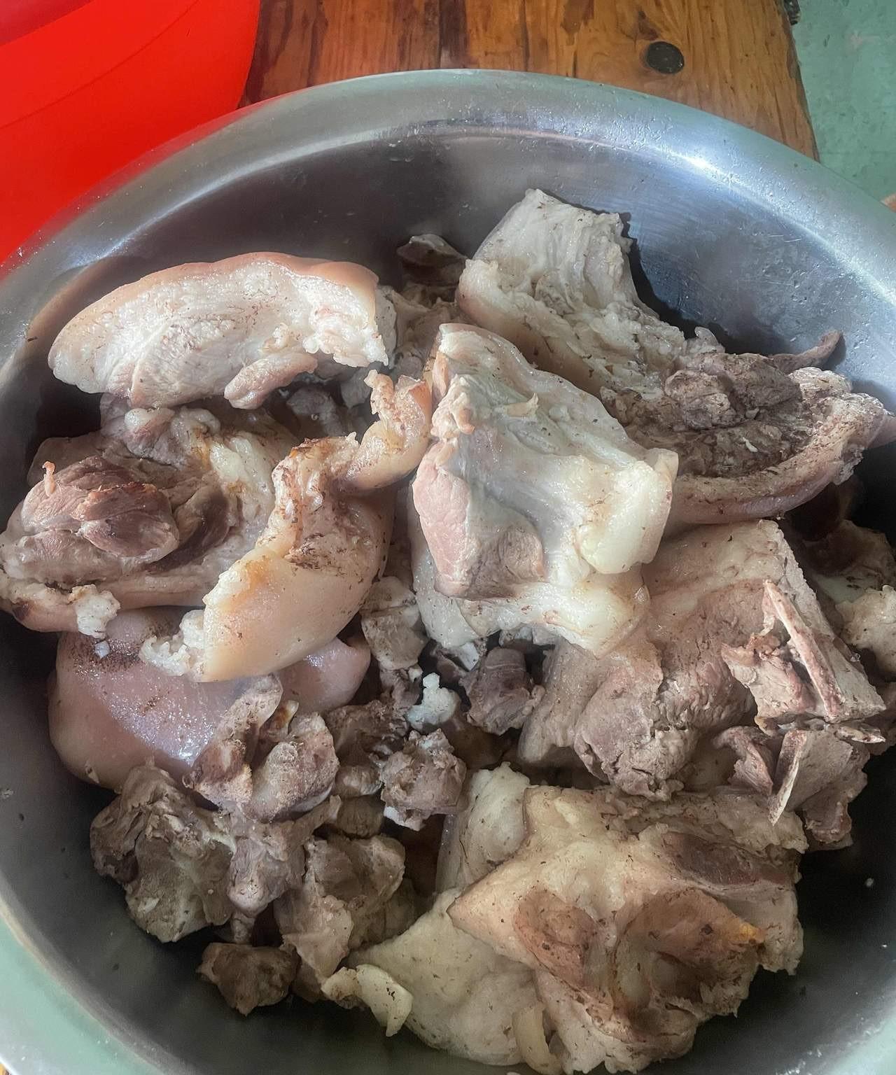 大家觉得就我弟这卤肉水平，能去小区门口摆摊卖卤肉吗？
我弟在家失业已经两个多月了