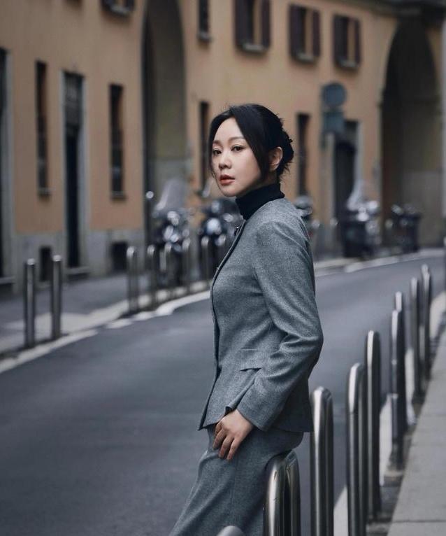 闫妮这次赢麻了。
近日，闫妮以一套灰色西装，
亮相米兰时装周，
被夸赢麻了。
早