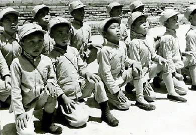 这张罕见抗战老照片，是1938年美国记者在抗日根据地拍摄的，画面上是真实的抗日小