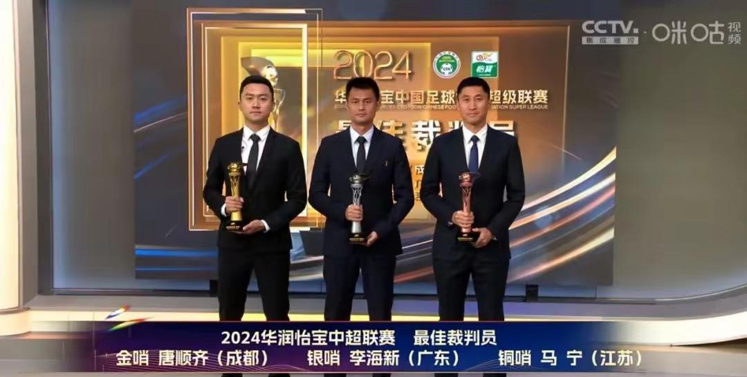 你“问题裁判”在众目睽睽之下敢吹“黑哨”，那足球流氓为什么不可以辩称像某些黑哨在