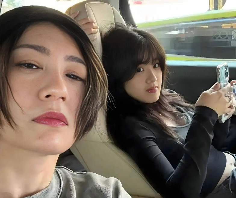 贾静雯说现在的女孩子很难管！说多了不是说少了不是！做妈妈太难了！49岁的贾静雯满
