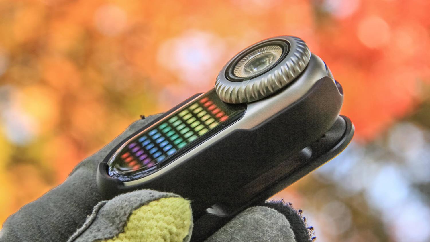 有了点阵屏，我甚至用手电打了一局游戏：LOOP DOT