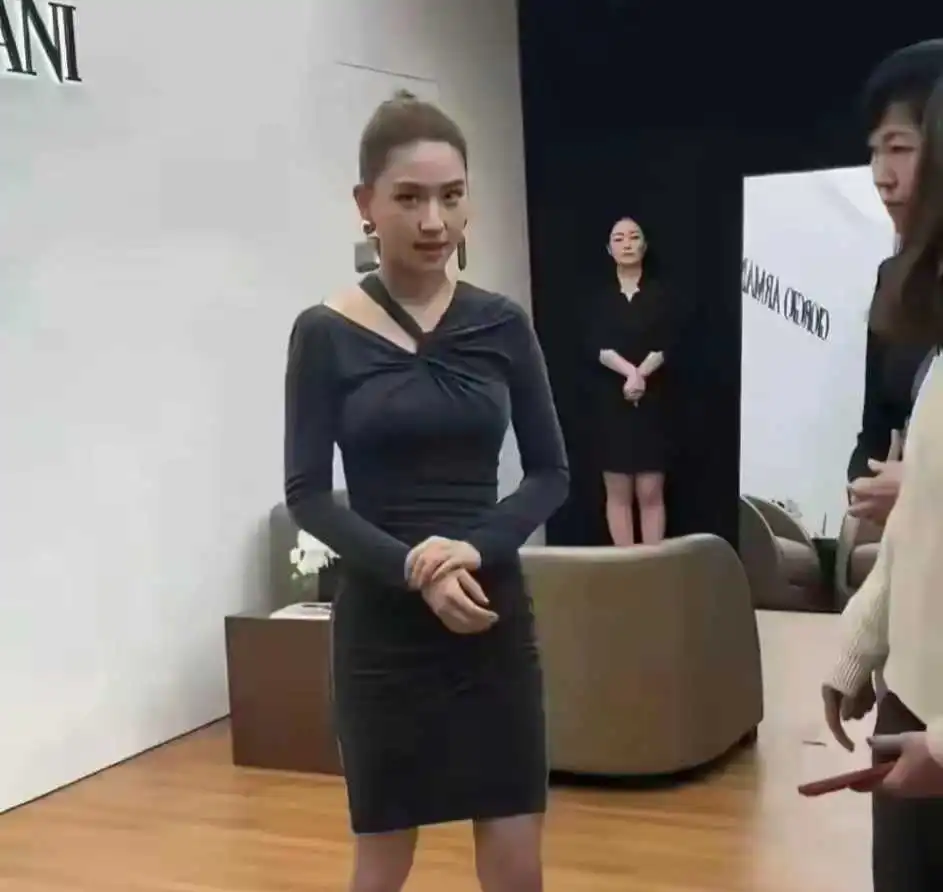何超莲真人黑且矮，没网传美。
