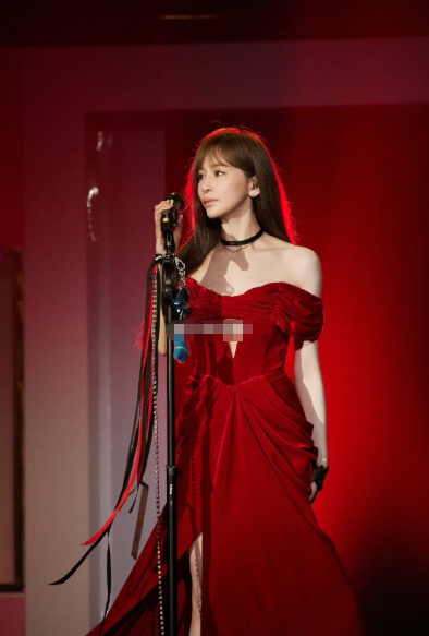 王心凌在舞台上的红裙形象实在太耀眼了。她的表演总是充满诚意和情感，而红色恰好放大