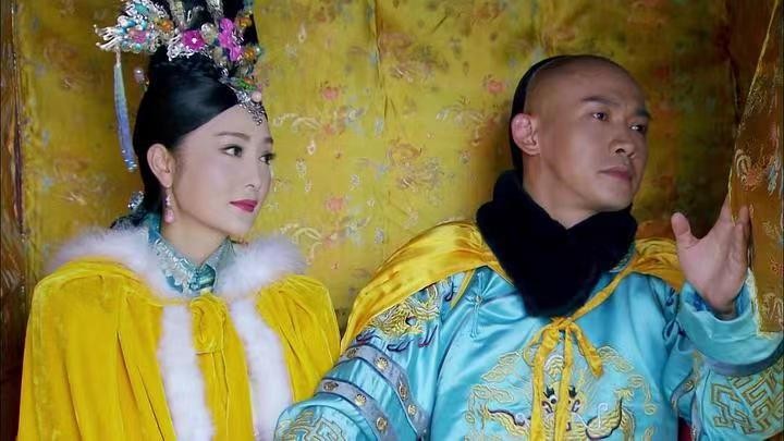 1626年，皇太极娶大玉儿，红烛之下，13岁少女红着脸喊：“姑父。”皇太极温情道