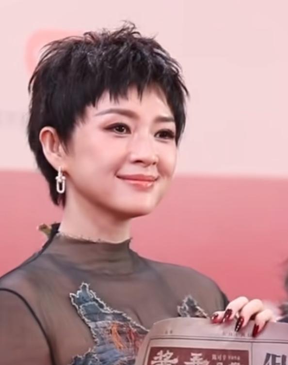 被章子怡的一头短发给美到了！清爽干净，利落干练。让人耳目一新。好多人表示，也要去