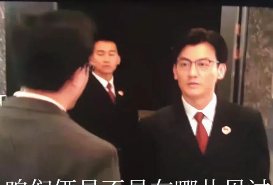《以法之名》:原来这才是乔振兴的真正死亡原因…
陈胜龙，熊磊跑路后，专案组抓获了