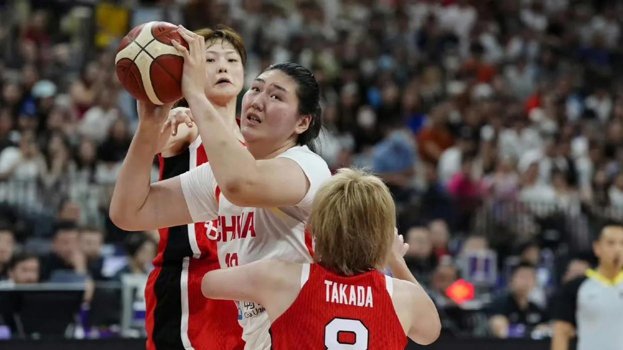 中国女篮：个子高，天时地利人和，赛前被看好
日本女篮：不停投中3分，不停跑动，不