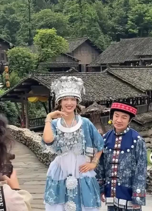 王祖蓝这强大的自信心啊！总是甘愿当绿叶衬得妻子这朵花娇艳欲滴，或许自信是他俘获李