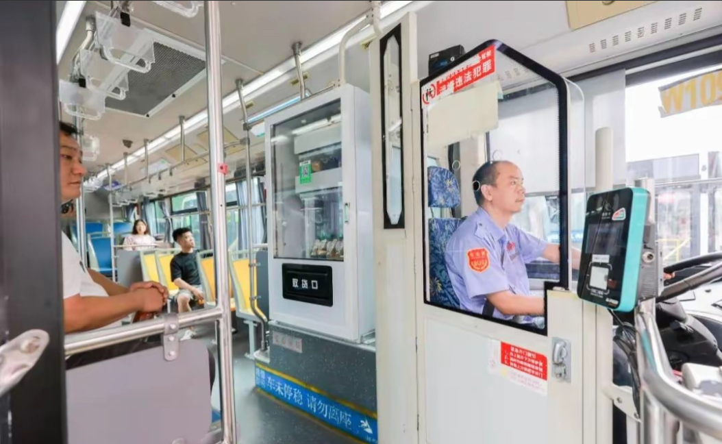 长沙公交车上配备自助贩卖机
长沙望城区公交W109路，配备了自助饮料冰柜贩卖机，