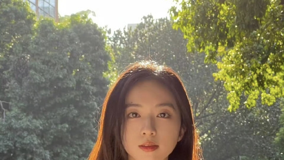 一场让朱珠“带薪教礼仪”的采访，网友尬出三室一厅！