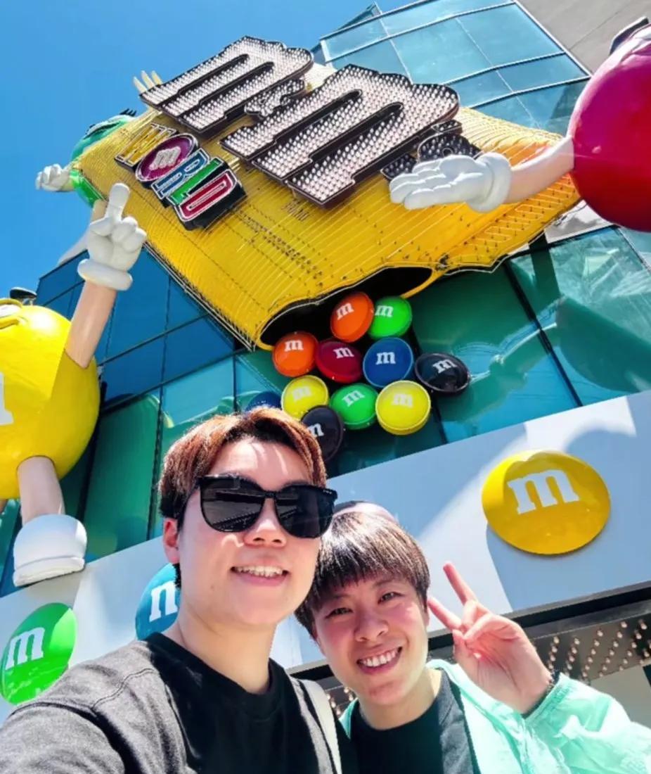 大迪也更新抖音了。
我第一眼也以为大迪这是谈男朋友了，仔细一看原来是和杜凯琹的合