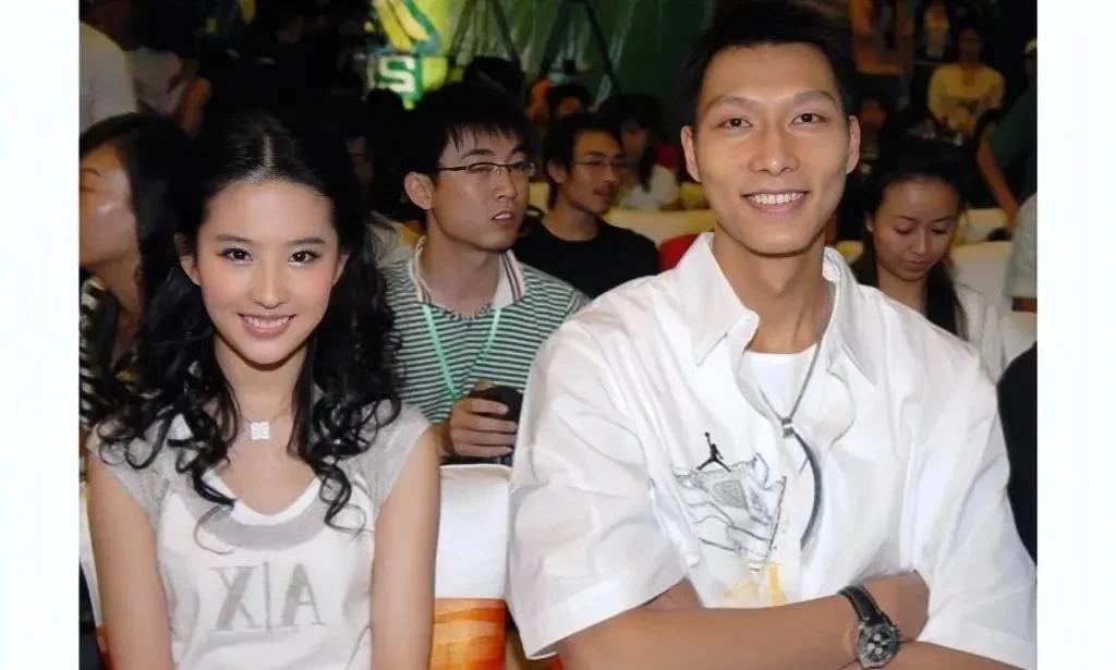 2008年，易建联与刘亦菲在活动现场的照片，阿联曾追求过刘亦菲，但并未成功，被神