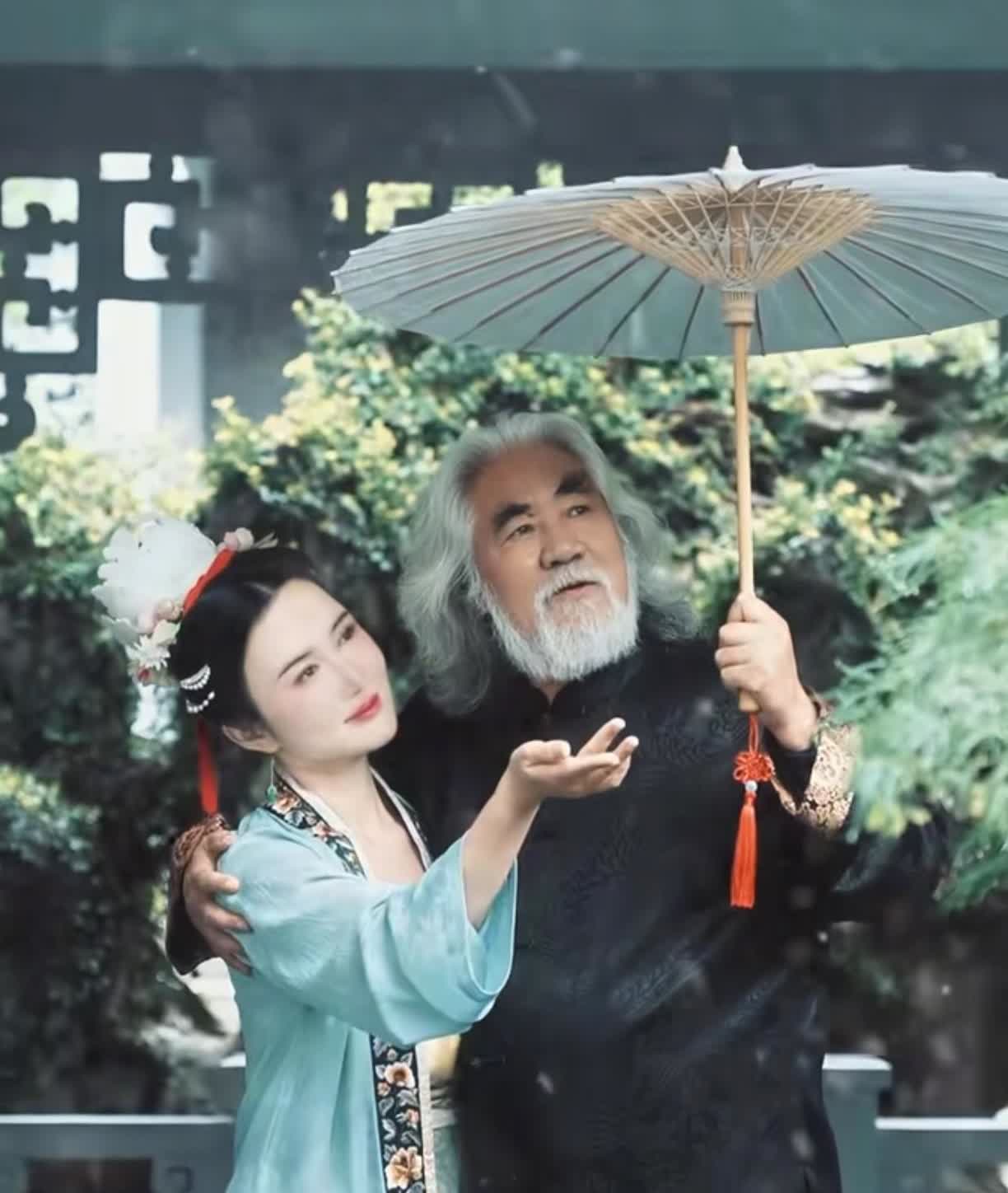 张纪中和杜星霖这张超好看，像有钱的老太爷和他新娶的年轻太太的即视感。他们之间爱情