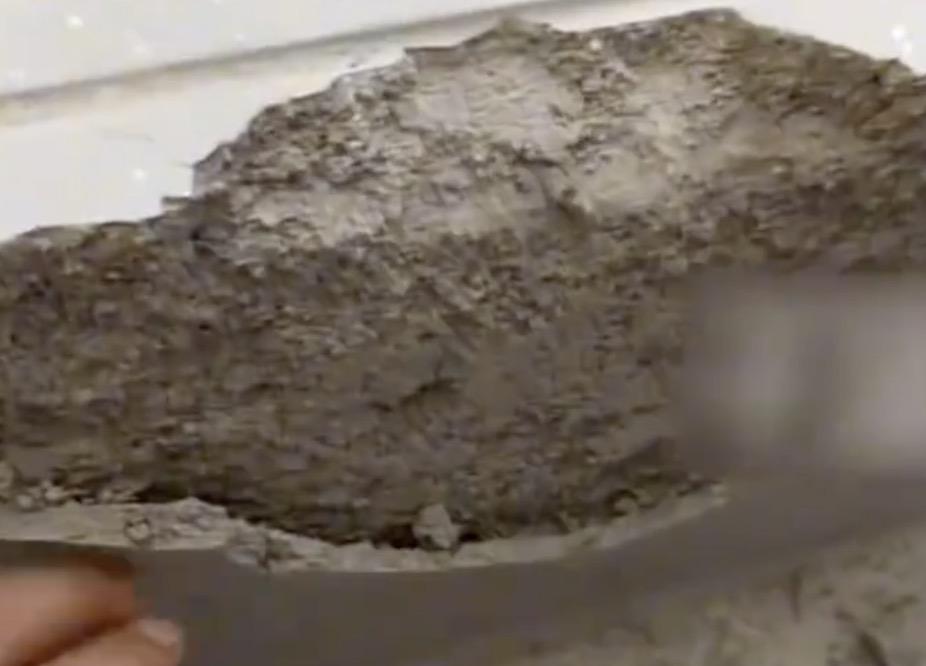 业主花300多万买的新房，楼梯用脚一踢就碎了，开发商却表示踢碎了就重新做，这不是