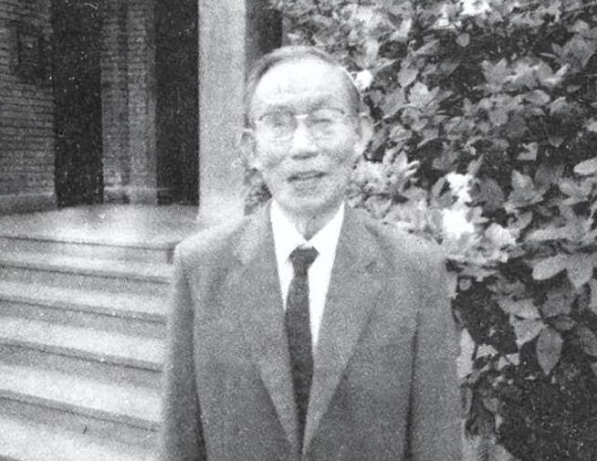1936年，贺老总得知最钟爱的骑兵排全军覆没，开会时暴怒，将手下一团长五花大绑，