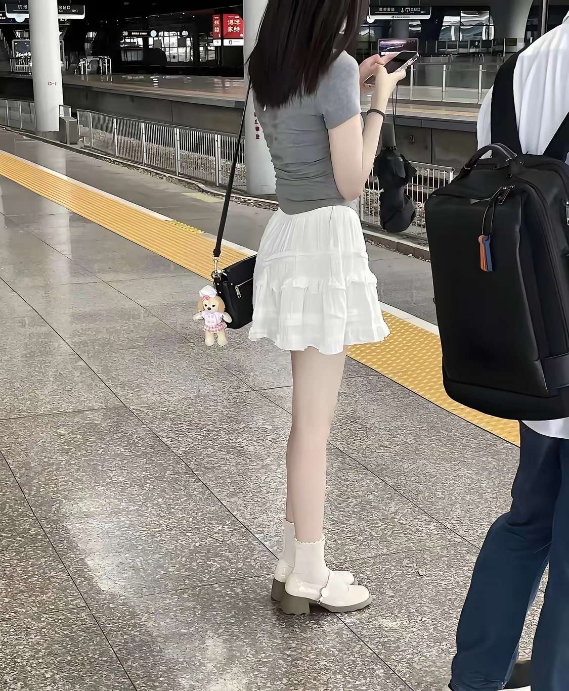 坐高铁遇见的，这穿搭一看就是个大学生。