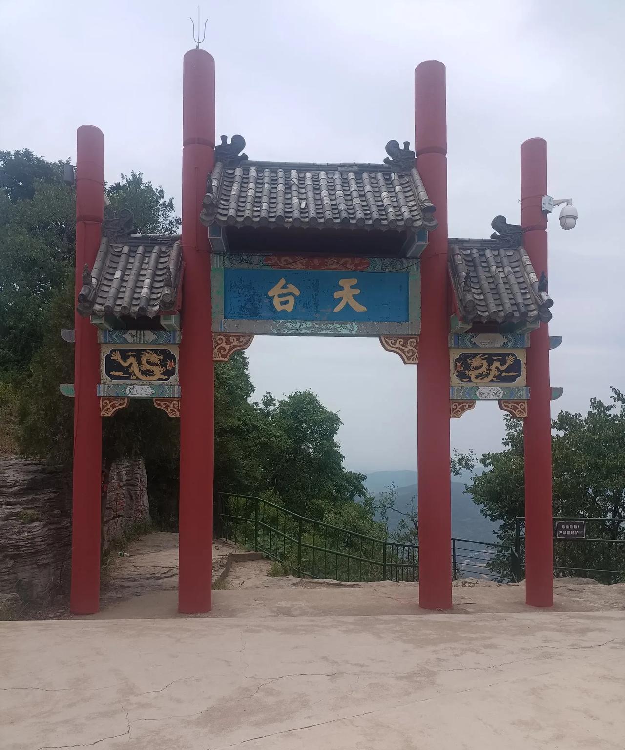 原来以为泰山队很差劲，竟然被第六名的天津队击败。没有想到的是，成都蓉城更差劲，竟