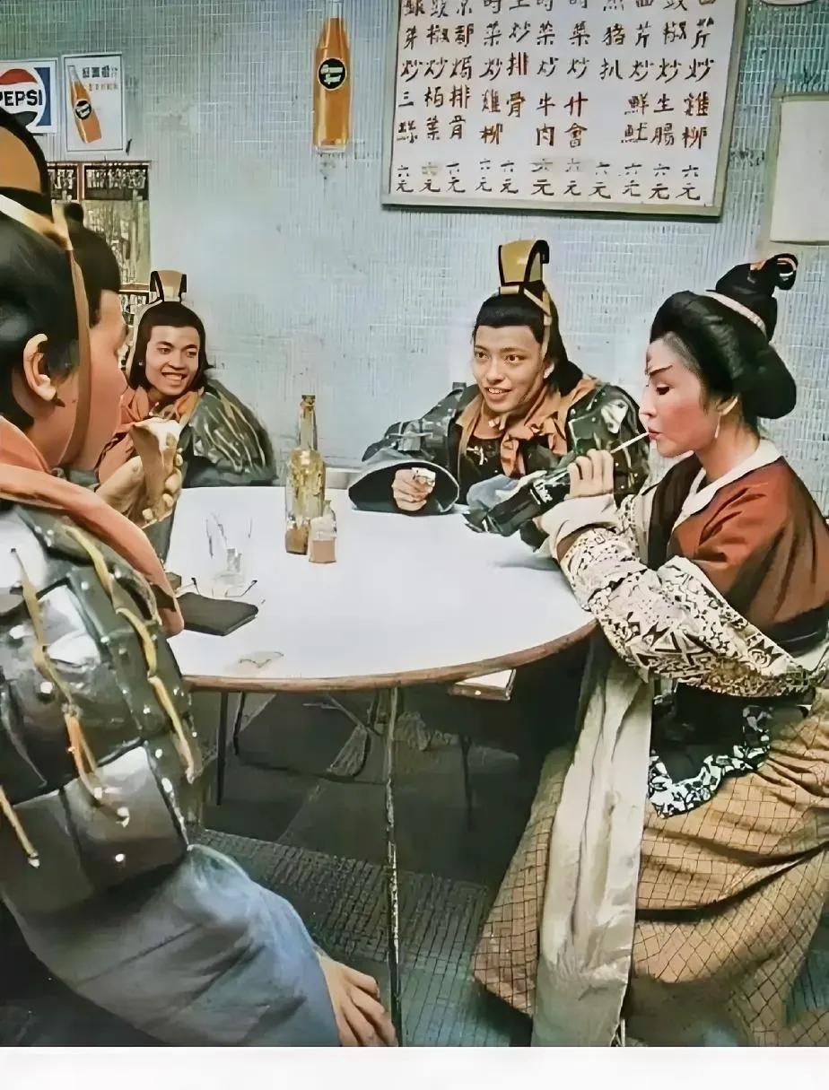 79年，香港工资也就20多港币，
一个小菜要6元。下个馆子一天工资都不够。
现在