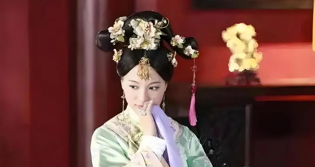 在深宫里，没有子嗣的妃子，往往注定是被遗忘的一类。可清宫历史上，却有一位女子打破