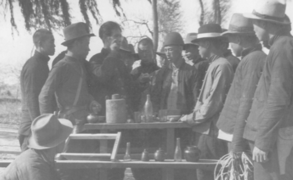 1942年，地下党员赵兴兰被捕，一个伪军给他送饭时，突然敲了敲碗底，还说要救他出