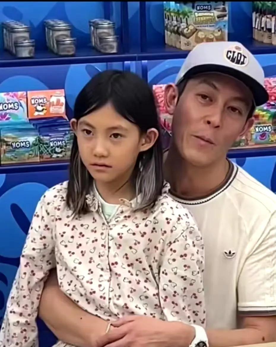 44岁陈冠希带女儿一起出席活动，他也才44岁，这些年经历了什么？不过他女儿挺好看