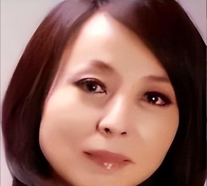 2005年，41岁女富豪爱上22岁男下属，没曾想，50岁那年，她不惜冒着生命危险