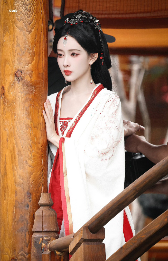 期待孟姐的新角色，出演三线谜回为了贴合角色，剪掉自己多年长发。出演尚公主期间找了