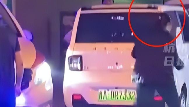 闹大了！女司机堵死救护车拒让，嚣张翻白眼，车牌遭全网曝光！