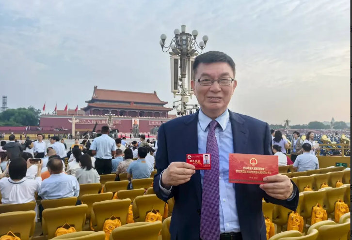 苑举正是真高兴，真骄傲。
苑举正参加完九三阅兵典礼后，回到台湾。
在节目中，他带
