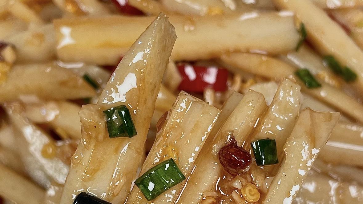 厨房里的“咔哧”小剧场：酸辣藕丝，把平凡藕片逼成下饭巨星