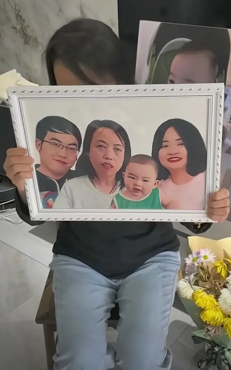 江西景德镇一家三口的孩子奶奶收到大川画家给她与儿子一家的画像，激动地抱着“合照”