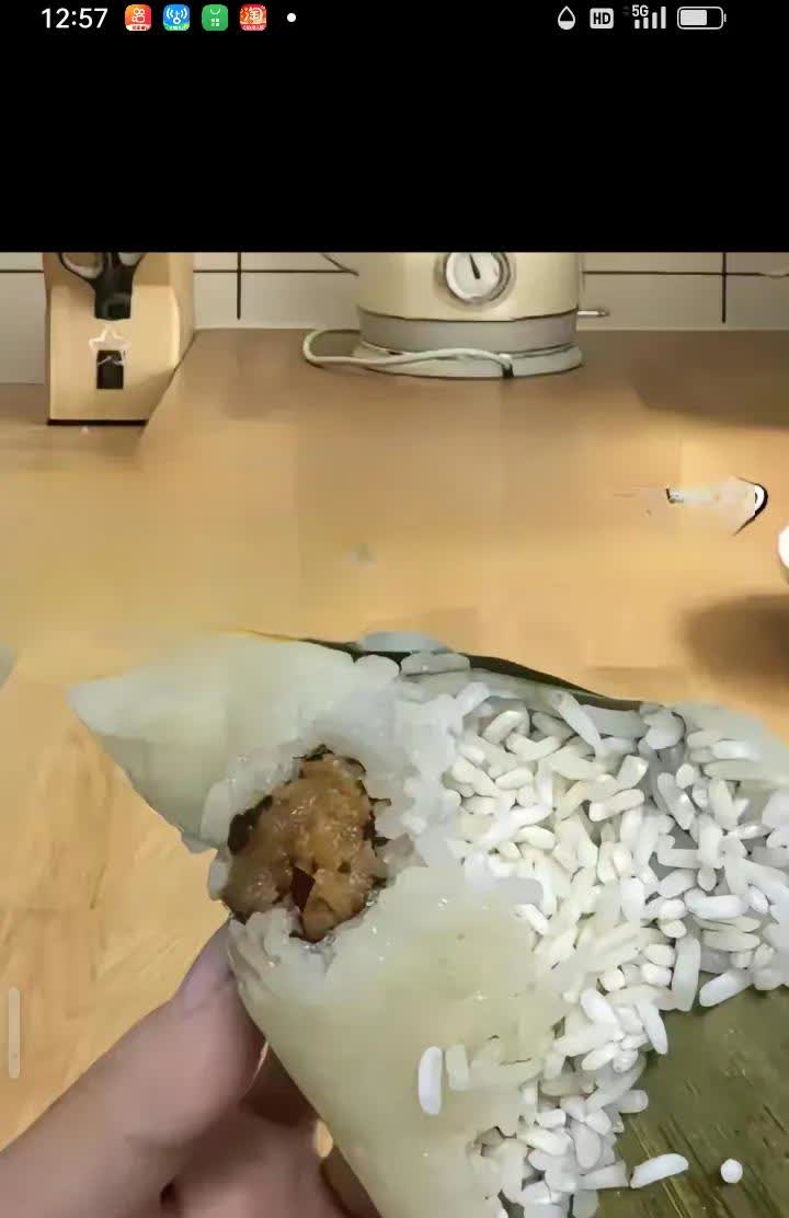 大家看看我包的粽子[捂脸]，米也泡了两三个小时，包好以后在蒸锅上也蒸了两个多小时