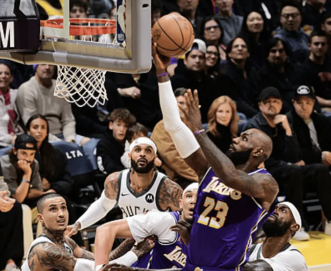 NBA常规赛湖人以101-105不敌雄鹿。
赛后，湖人主帅雷迪克接受了记者采访，