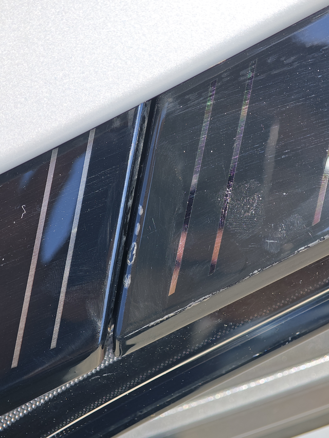 这个破皮是咋回事啊
提车半年，今天发现有点破皮