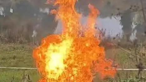 菜地变 “火焰山”？南充神秘火柱烧出的不仅是天然气，更是管理漏洞