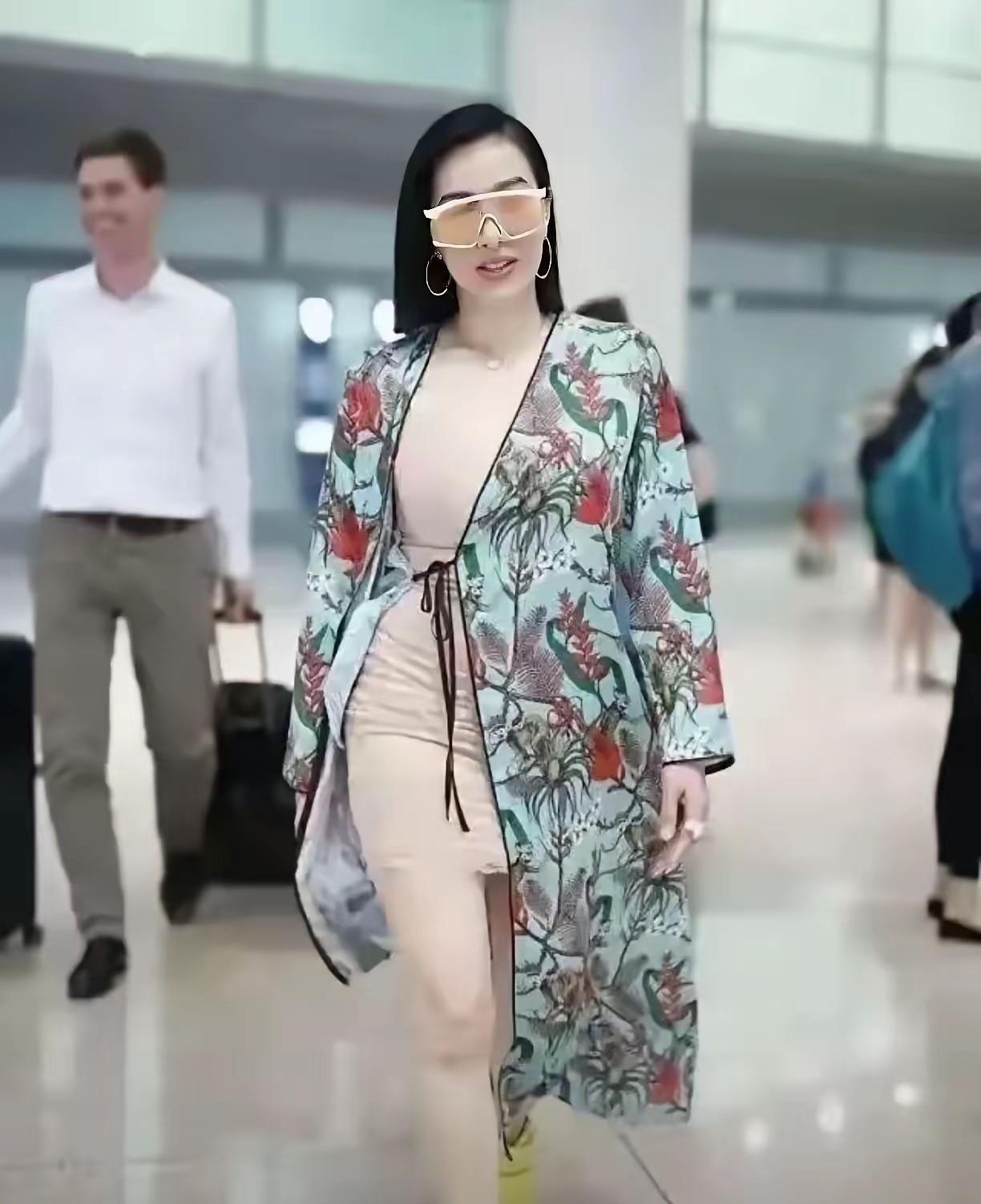 钟丽缇还以为自己很瘦！
其实这样穿真得很胖！