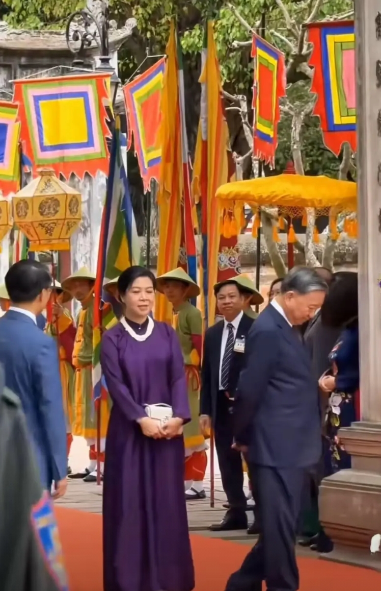 心事重重！苏林在文庙国子监门口等候马克龙，来回踱步显得坐立不安。

实际上，苏林