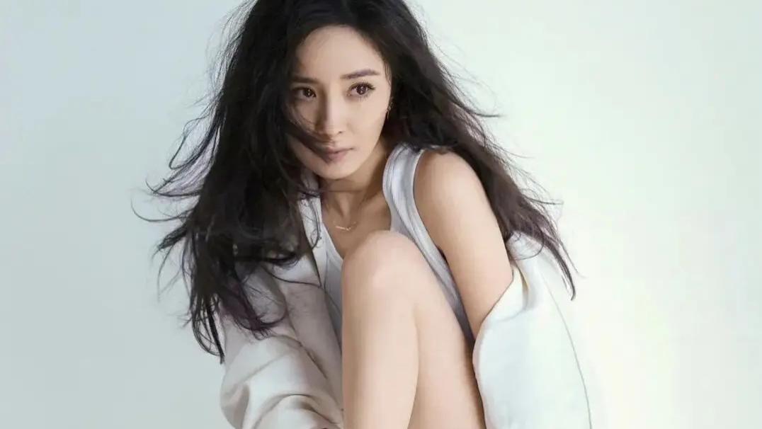 杨幂机场私服揭秘：全身都是广告位，松弛感穿搭又带货！