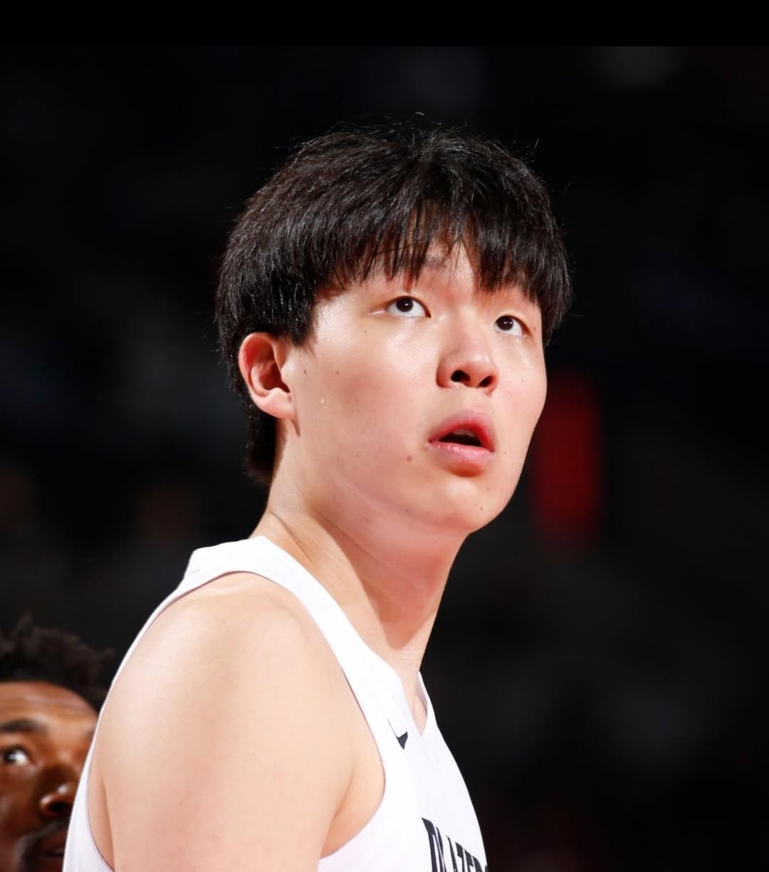 送走克林根不就行了吗
开拓者队记发文指出
杨瀚森在季前赛暴露了四大问题
犯规过多