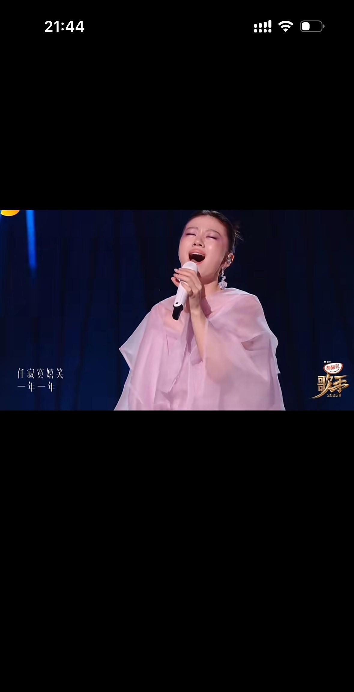 承认单依纯优秀就这么难吗？
一个24岁的女孩子，站在这么大的舞台上
本来就已经赢