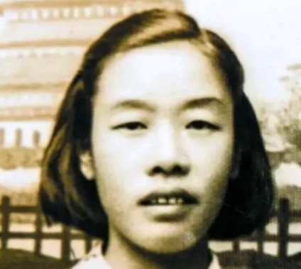 1949年，渣滓洞大屠杀中，盛国玉在枪响前倒地装死，不久，特务进来补枪，还用枪托