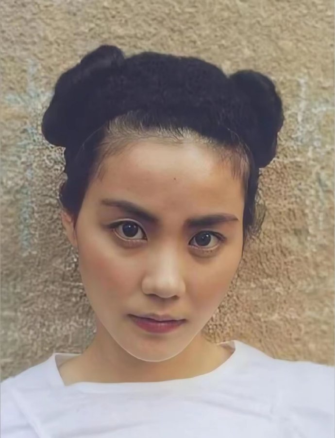 窦靖童最像王菲的就是眼睛吧，看图就很直观感受到。 ​​​