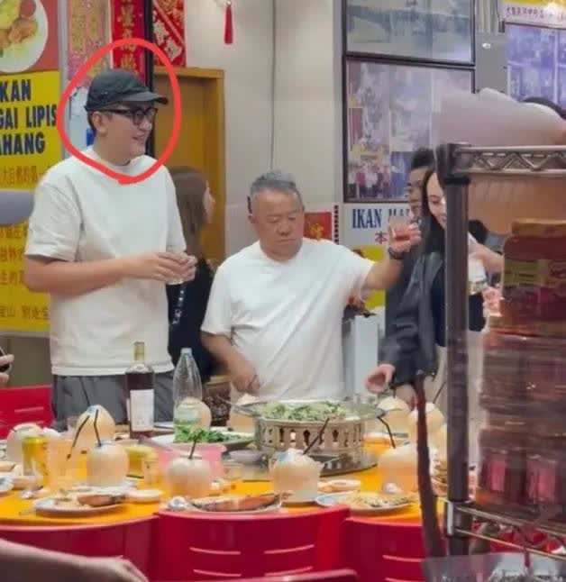 刚刷到俩老港星排队道歉，原来是在马来西亚云顶商演时，跟那位“反华常客”黄某志同框