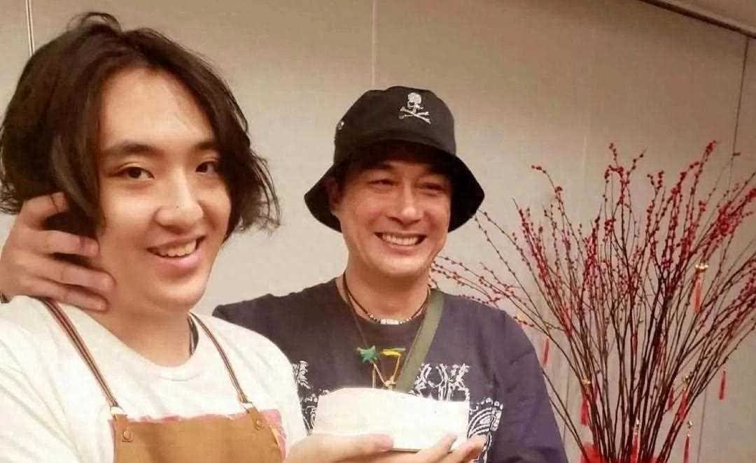 63岁吴镇宇和儿子一起去学做蛋糕，16岁费曼身材有点胖，性格活泼